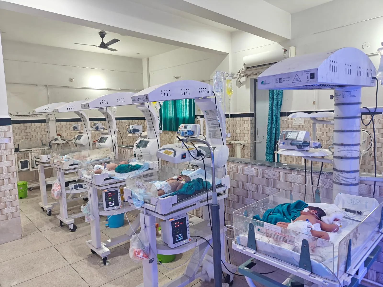 Advanced NICU Incubator Setup